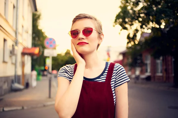 Alegre mujer usando gafas de sol al aire libre verano caminar estilo de vida — Foto de Stock