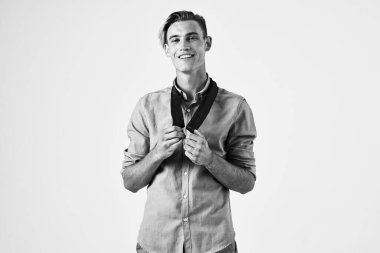 Tişörtlü, saç stili, kendine güvenen bir adam.