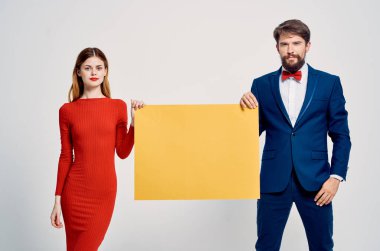 Sarı mokasen poster reklamlarının arkasındaki adam ve kadın.
