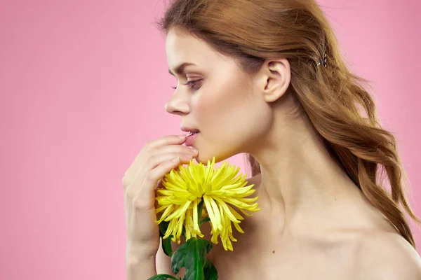 Mulher com ombros nus buquê de flores charme cosméticos luxo — Fotografia de Stock