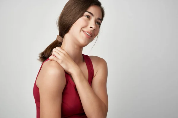 빨간 셔츠 관절 통증 치료를 받고 있는 여성 — 스톡 사진