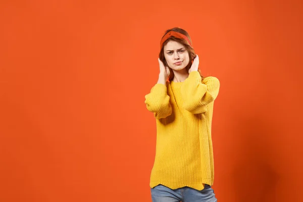 Fröhliche Frau im gelben Pullover Studio Modedekoration — Stockfoto