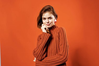 Kırmızı kazaklı kadın kodlama dekorasyonu lüks kırmızı arka plan