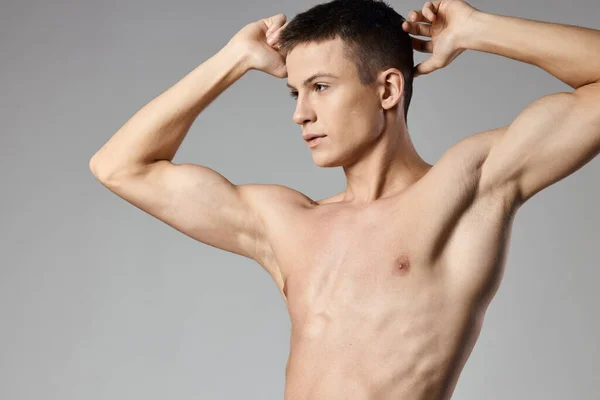 Il ragazzo tiene le mani dietro la testa Sport Fitness pompato muscoli culturista — Foto Stock