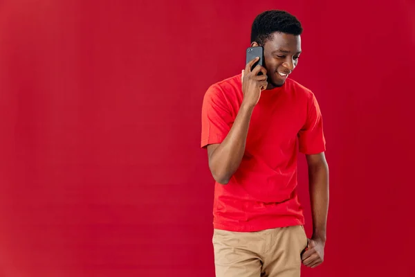 Man pratar i telefon i en röd t-shirt kommunikationsstudio — Stockfoto