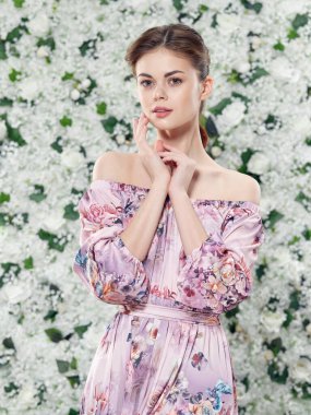 Güzel elbiseli kadın çiçek sermayesi modeli