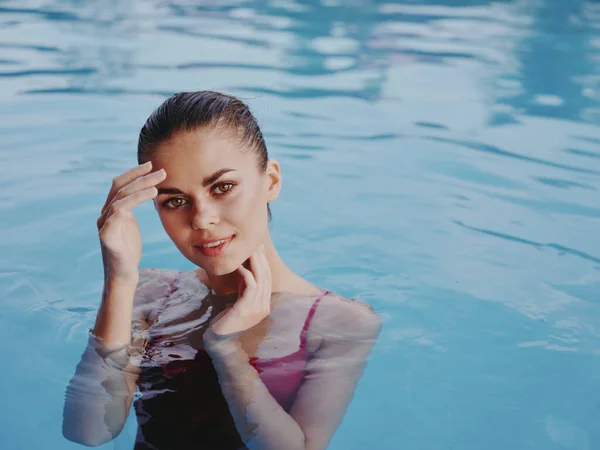 Красивая женщина в красном купальнике в бассейне роскошь отдыха — стоковое фото