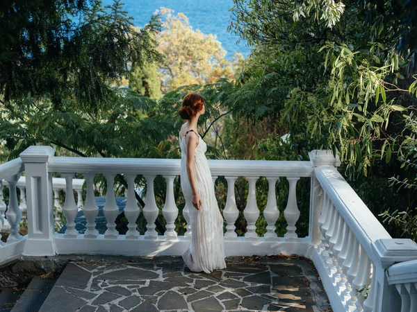 Frau in weißem Kleid griechische Frau Natur grün Blätter Landschaft Ruhe Park — Stockfoto