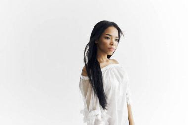 Beyaz elbiseli kozmetik modeller.