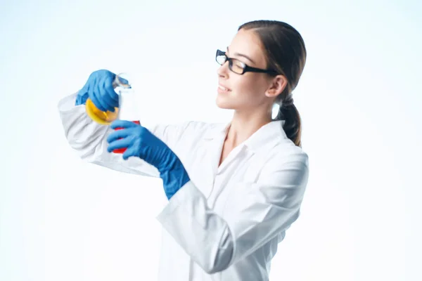 Assistente di laboratorio femminile soluzione chimica analizza biologia professionale — Foto Stock