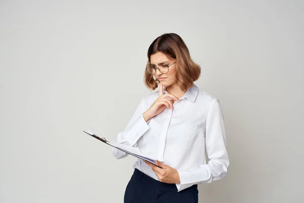 Жінка-менеджер у білій сорочці з текою в офісі документів — стокове фото