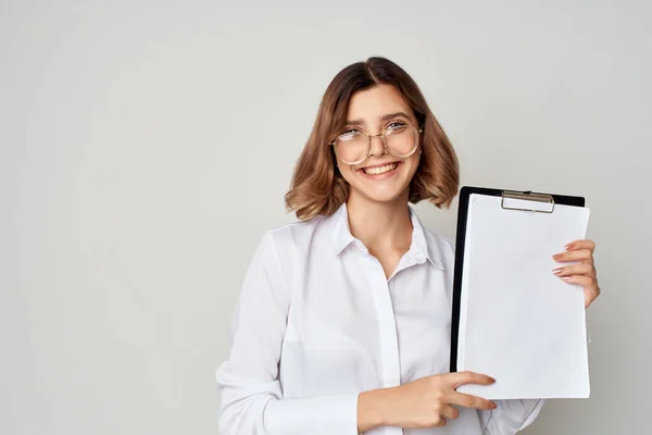 Femme d'affaires en chemise blanche avec des documents dans les mains émotion travail succès — Photo