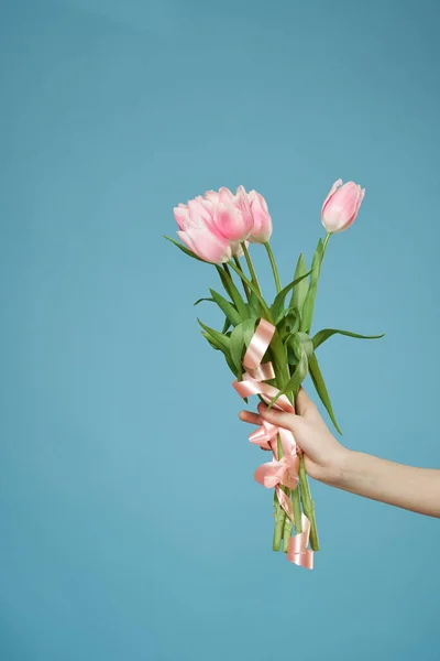 Ramo de hermosas flores en la decoración de la mano romance regalo — Foto de Stock