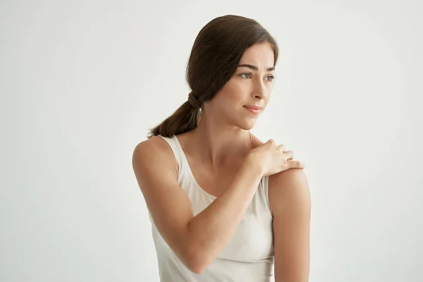 Mujer en camiseta blanca dolor en las articulaciones problemas con el reumatismo — Foto de Stock