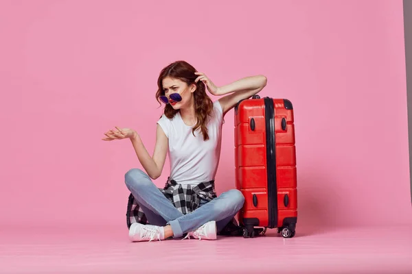 Femme avec valise rouge tourisme mode de vie destination — Photo