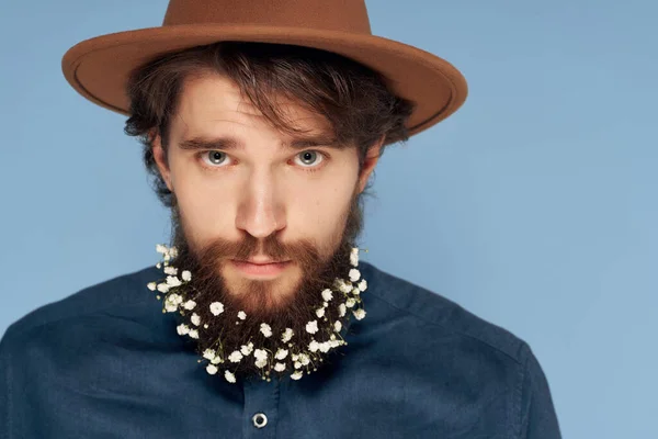 Бородатий чоловік у капелюсі квіти У стилі волосся сучасний стиль синій фон — стокове фото