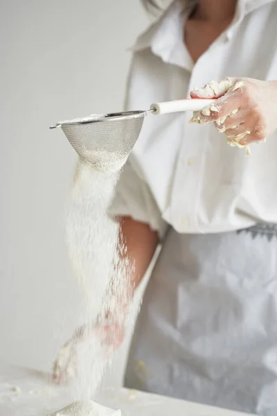 Baker rolando produtos de farinha de farinha cozinhar — Fotografia de Stock