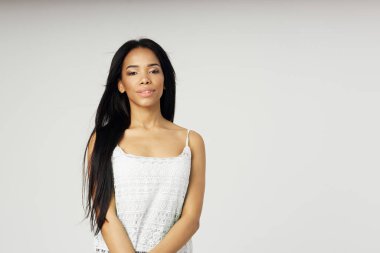 Çekici Afrikalı kadın siyah saçlı kozmetik poz veren