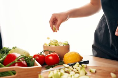 Salata için sebze dilimlemek sağlıklı vitamin yemek