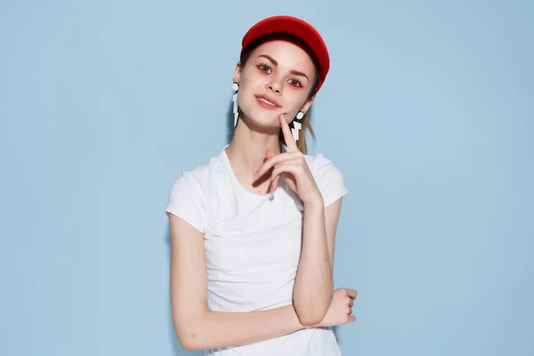 빨간 모자를 쓰고 여름 스타일의 글래머 스튜디오에서 쾌활 한 젊은 여성 — 스톡 사진