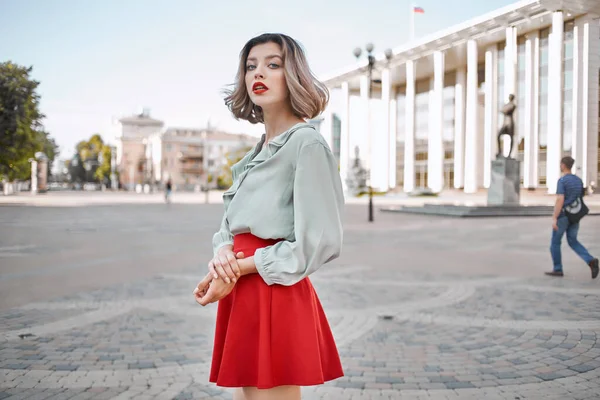 Alegre mujer en rojo falda al aire libre moda caminar al aire libre — Foto de Stock