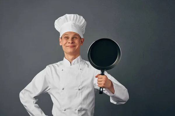 Allegro chef in uniforme ristorante con padella nelle mani della cucina — Foto Stock