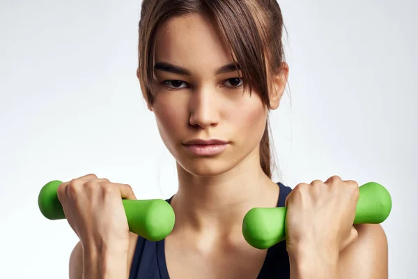 Mujer celebración mancuernas fuerza ejercicios fitness músculos — Foto de Stock