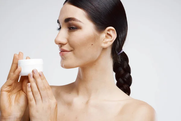 Femme aux épaules nues crème pot soin de la peau hydratant — Photo
