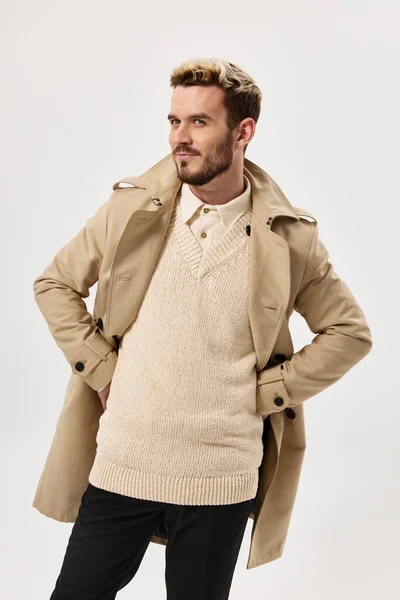 Man in beige jas trui herfst stijl aantrekkelijke look — Stockfoto