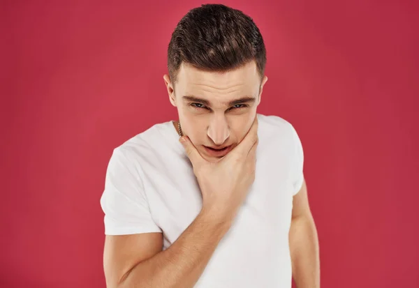 Hombre en blanco camiseta recortada ver rojo fondo estudio emoción —  Fotos de Stock