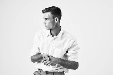 Beyaz gömlekli ve pantolonlu adam saç stili stüdyo resmi.