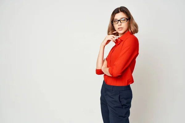 Mujer de negocios en camisa roja diversión emociones trabajo secretaria — Foto de Stock
