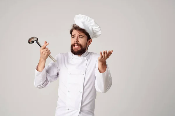 Chef maschio con una casseruola nelle sue mani stile di vita di lavoro professionale cucina — Foto Stock