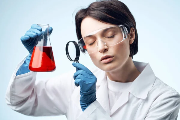 Cientista mulher com um microscópio nas mãos da pesquisa de tecnologia — Fotografia de Stock