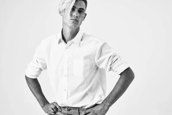 Hombre en camisa blanca peinado de moda moderno estilo manager oficina —  Fotos de Stock