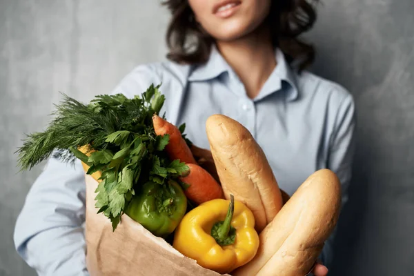Mujer bonita con un paquete de comestibles verduras entrega de compras —  Fotos de Stock