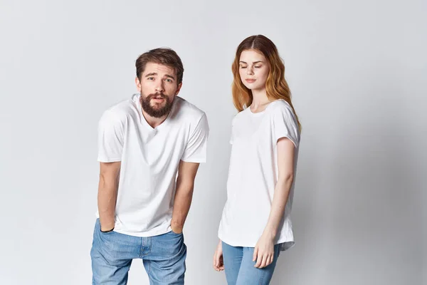 Uomo e donna in t-shirt bianche posa moda insieme comunicazione — Foto Stock