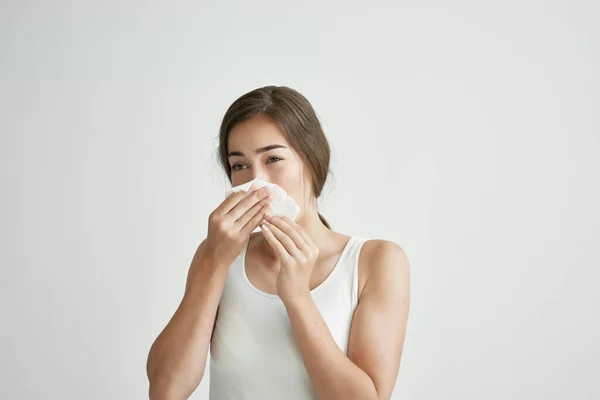 Donna che si pulisce il naso con un fazzoletto disturbo di salute freddo — Foto Stock