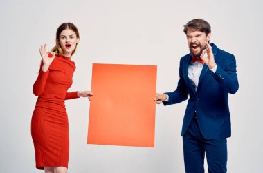 Kırmızı model reklam duyguları olan erkek ve kadın stüdyosu