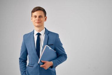 Takım elbiseli bir müdürün ofis çalışanı.