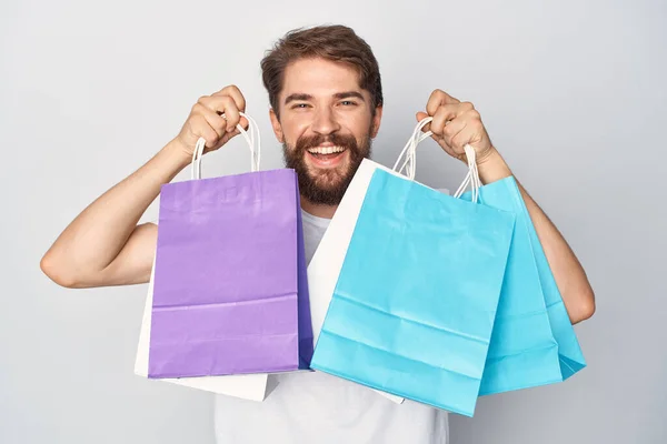 Hombre barbudo alegre con paquetes en las manos emociones de compras de cerca —  Fotos de Stock