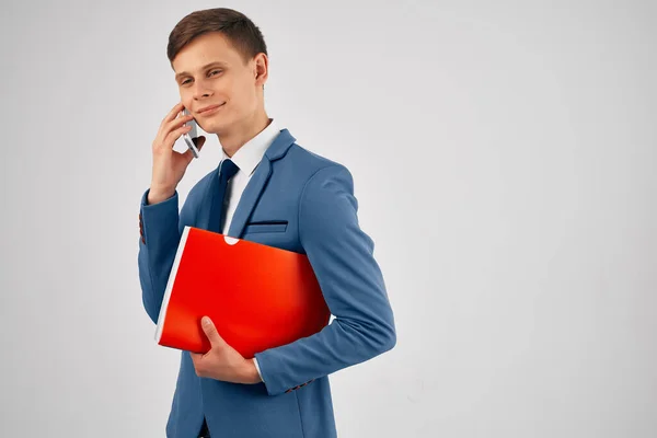 Man i kostym talar på telefon manager arbetsdokument affärsman — Stockfoto