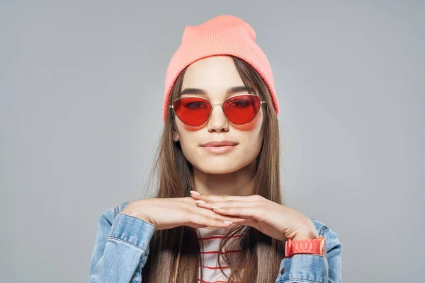 Женщина в солнцезащитных очках розовая шляпа мода современный стиль позируя серый фон — стоковое фото