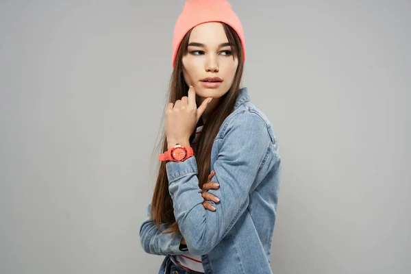 Brunett med långt hår i rosa hatt poserar mode modern stil — Stockfoto