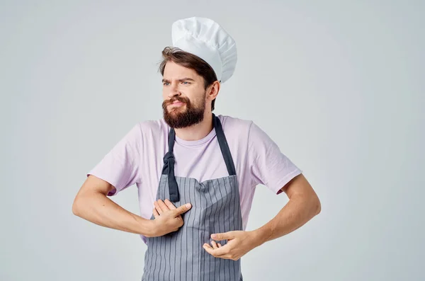 Homem em um avental cap chefs trabalho como cozinheiro cozinha restaurante — Fotografia de Stock
