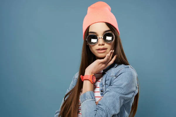 Mujer usando gafas de sol rosa sombrero ropa de moda de cerca —  Fotos de Stock