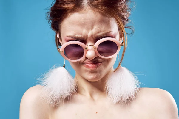 Emotionale Frau mit Sonnenbrille flauschige Ohrringe aus nächster Nähe — Stockfoto
