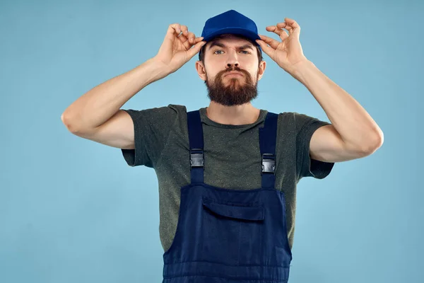 Człowiek niebieski praca mundur profesjonalny dostawy emotion serwis — Zdjęcie stockowe