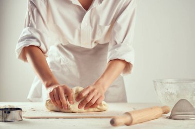 Mutfak şefi hamur yoğuruyor profesyonel ev ödevi pişiriyor