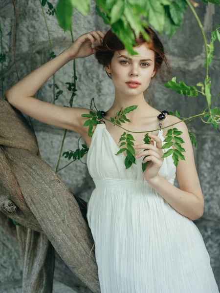Женщина в белом платье рядом с украшением стены дерева стиль жизни — стоковое фото